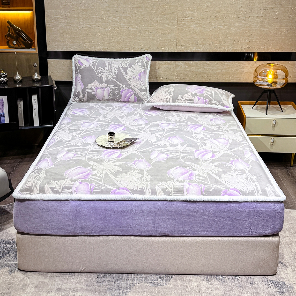 91家纺网 家纺一手货源 找家纺 鹿辉家居（原吉欧力） 2025新款牛奶绒雕花兔毛绒包边床笠 郁金香紫