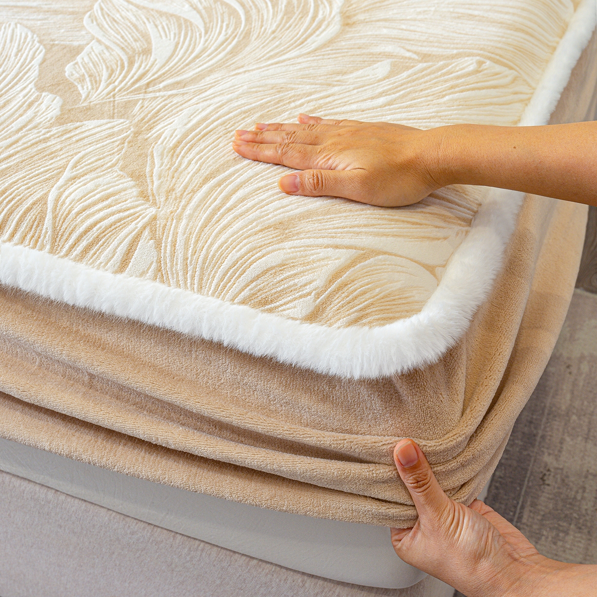 91家纺网 家纺一手货源 找家纺 鹿辉家居（原吉欧力） 2025新款牛奶绒雕花兔毛绒包边床笠 北欧经典