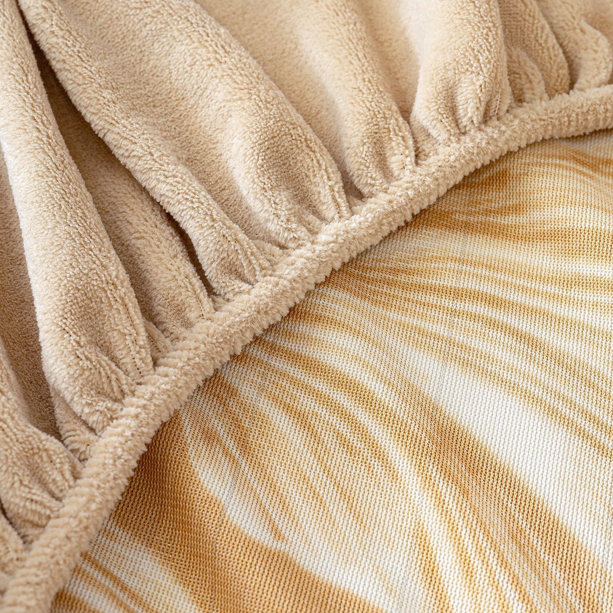 91家纺网 家纺一手货源 找家纺 鹿辉家居（原吉欧力） 2025新款牛奶绒雕花兔毛绒包边床笠 北欧经典