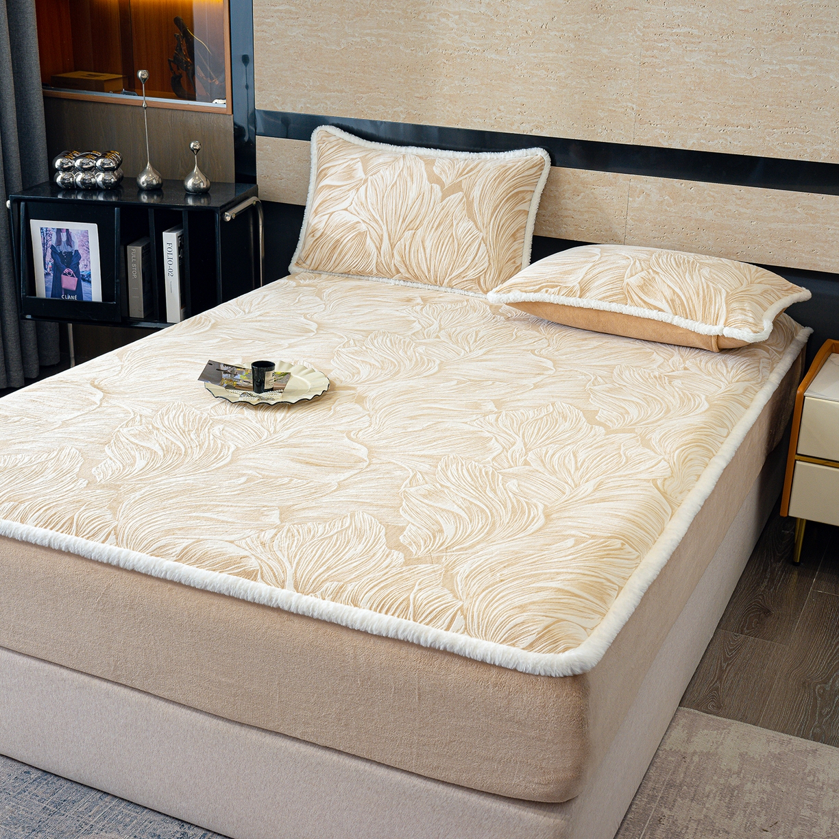 91家纺网 家纺一手货源 找家纺 鹿辉家居（原吉欧力） 2025新款牛奶绒雕花兔毛绒包边床笠 北欧经典