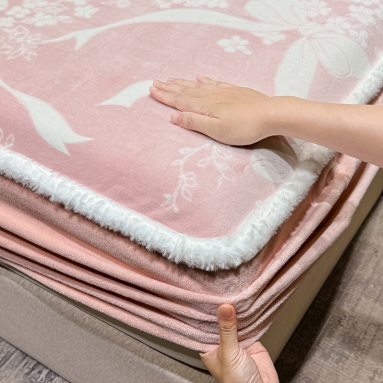 91家纺网 家纺一手货源 找家纺 鹿辉家居（原吉欧力） 2025新款牛奶绒雕花兔毛绒包边床笠 彩带飘飘