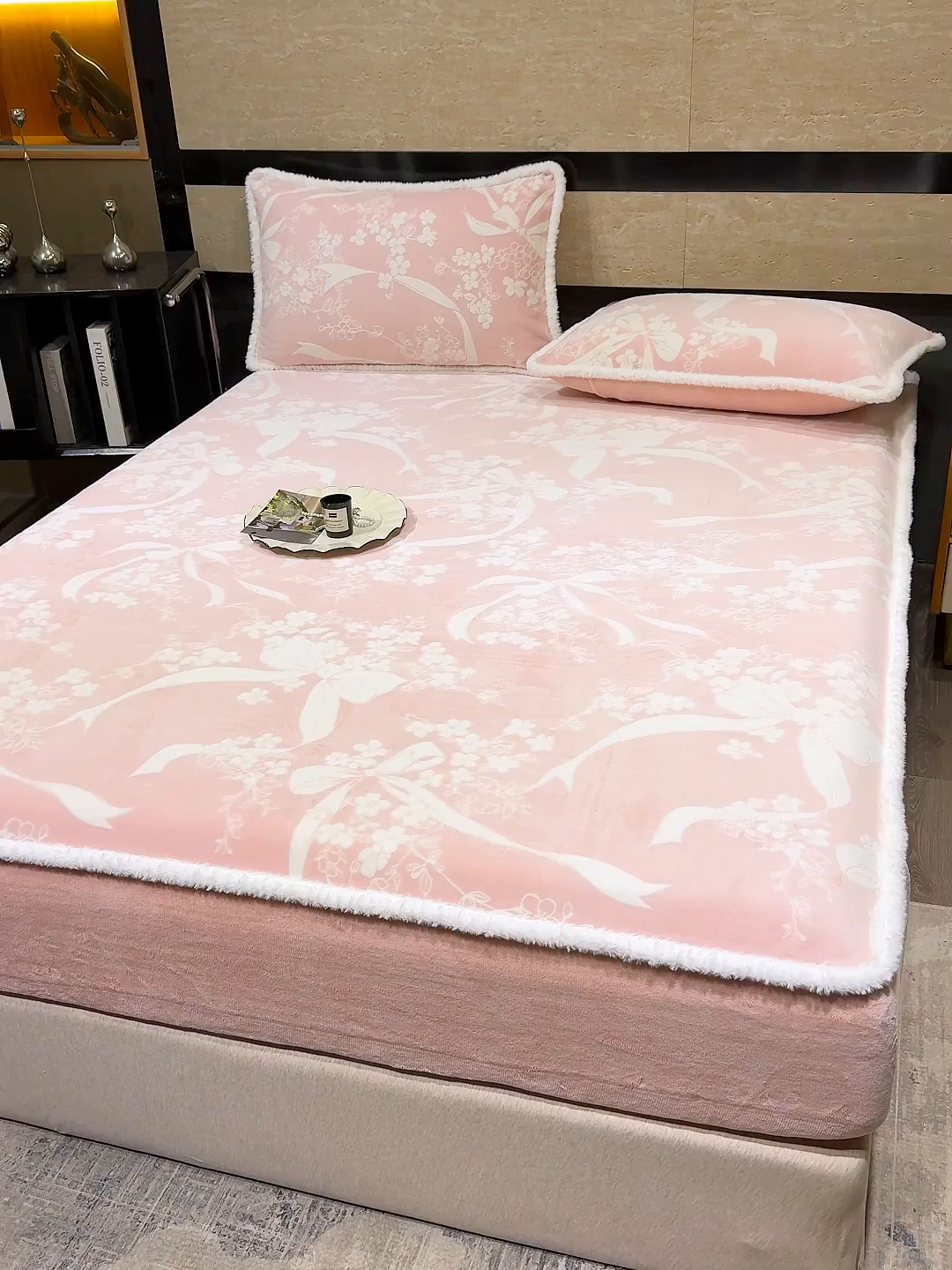 91家纺网 家纺一手货源 找家纺 鹿辉家居（原吉欧力） 2025新款牛奶绒雕花兔毛绒包边床笠 彩带飘飘