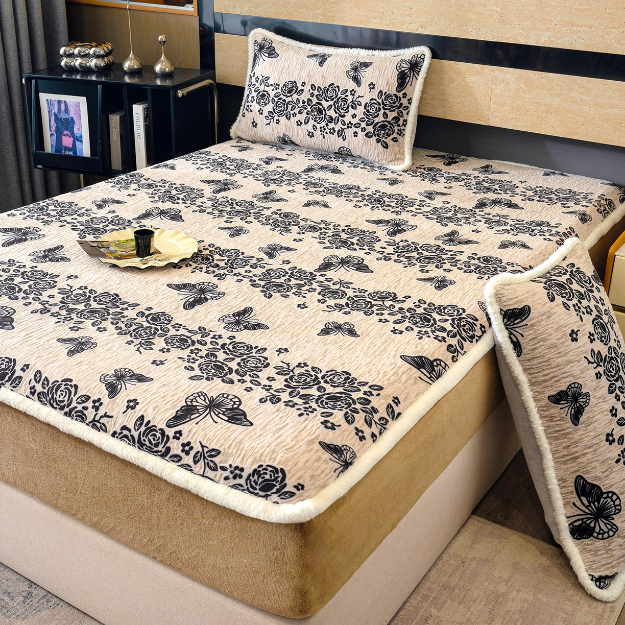 91家纺网 家纺一手货源 找家纺 鹿辉家居（原吉欧力） 2025新款牛奶绒雕花兔毛绒包边床笠 蝶恋花香