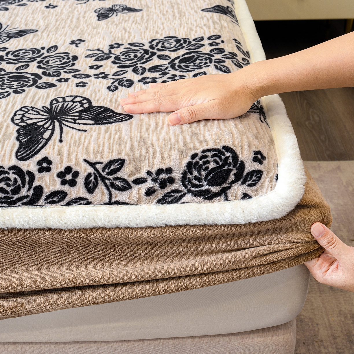 91家纺网 家纺一手货源 找家纺 鹿辉家居（原吉欧力） 2025新款牛奶绒雕花兔毛绒包边床笠 蝶恋花香