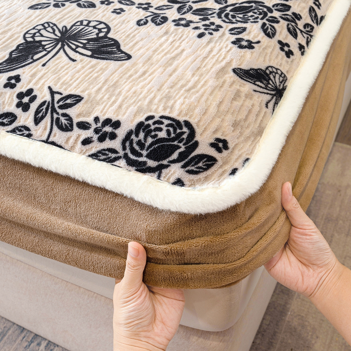 91家纺网 家纺一手货源 找家纺 鹿辉家居（原吉欧力） 2025新款牛奶绒雕花兔毛绒包边床笠 蝶恋花香