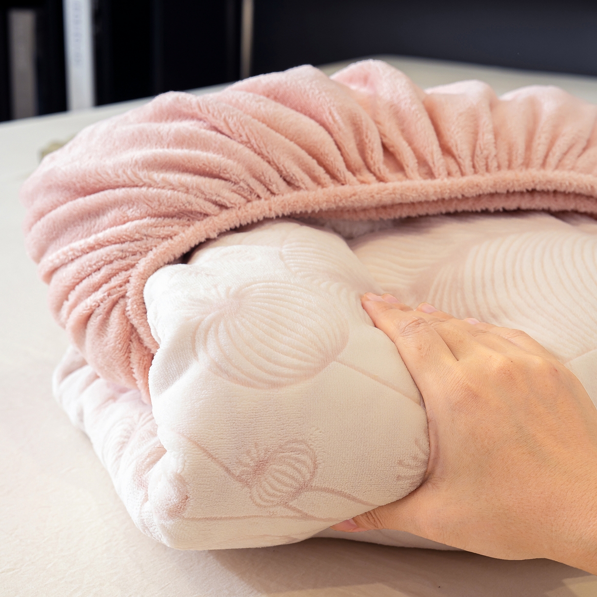 91家纺网 家纺一手货源 找家纺 鹿辉家居（原吉欧力） 2025新款牛奶绒雕花兔毛绒包边床笠 繁花朵朵