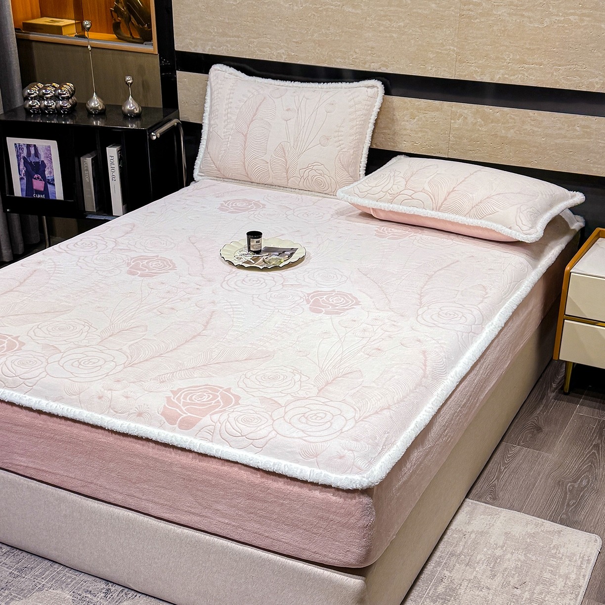 91家纺网 家纺一手货源 找家纺 鹿辉家居（原吉欧力） 2025新款牛奶绒雕花兔毛绒包边床笠 繁花朵朵