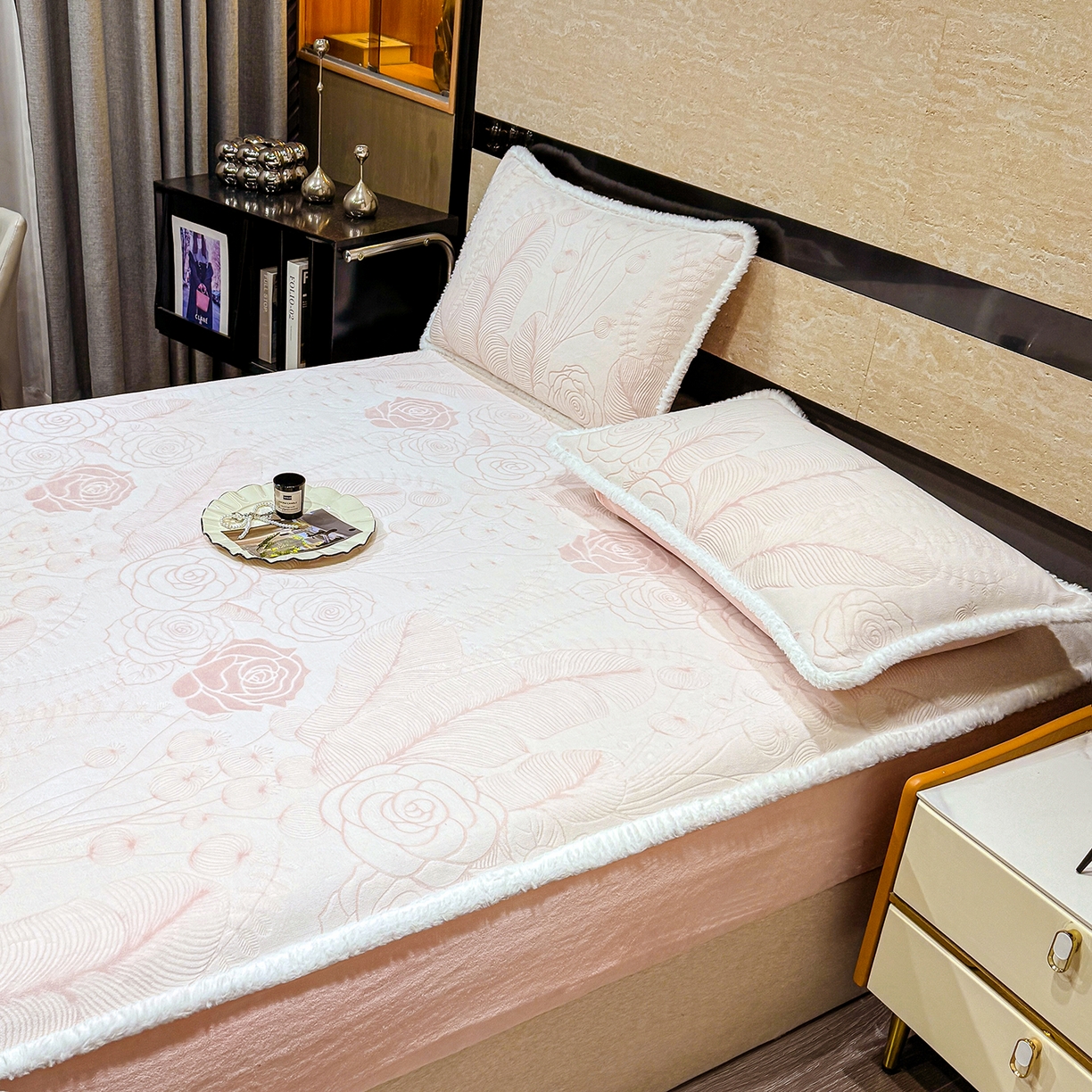 91家纺网 家纺一手货源 找家纺 鹿辉家居（原吉欧力） 2025新款牛奶绒雕花兔毛绒包边床笠 繁花朵朵