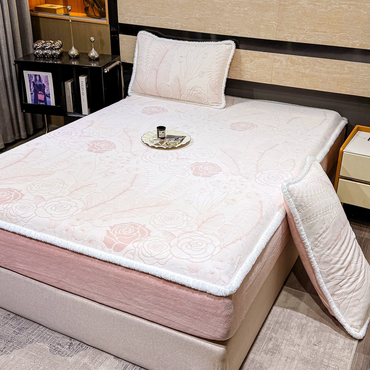 91家纺网 家纺一手货源 找家纺 鹿辉家居（原吉欧力） 2025新款牛奶绒雕花兔毛绒包边床笠 繁花朵朵