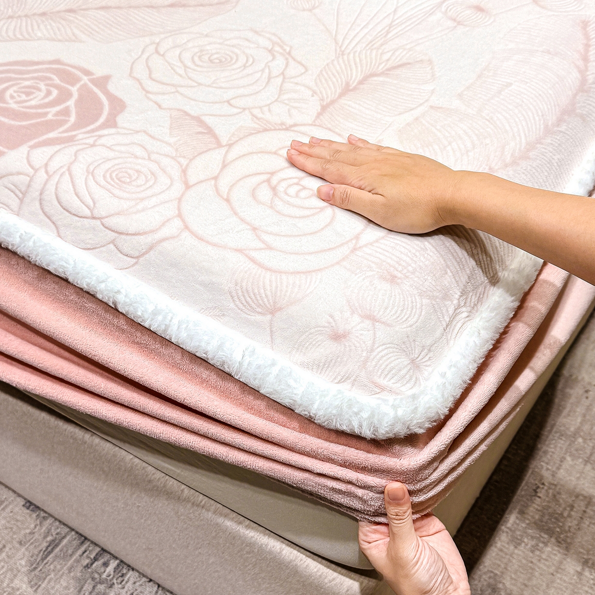 91家纺网 家纺一手货源 找家纺 鹿辉家居（原吉欧力） 2025新款牛奶绒雕花兔毛绒包边床笠 繁花朵朵