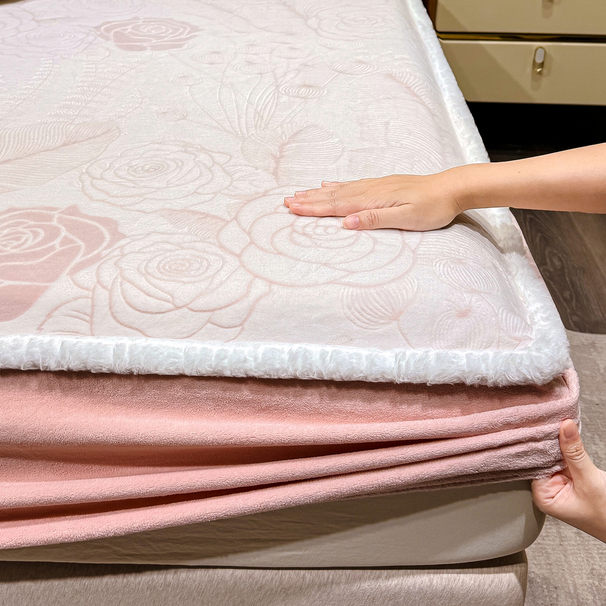 91家纺网 家纺一手货源 找家纺 鹿辉家居（原吉欧力） 2025新款牛奶绒雕花兔毛绒包边床笠 繁花朵朵