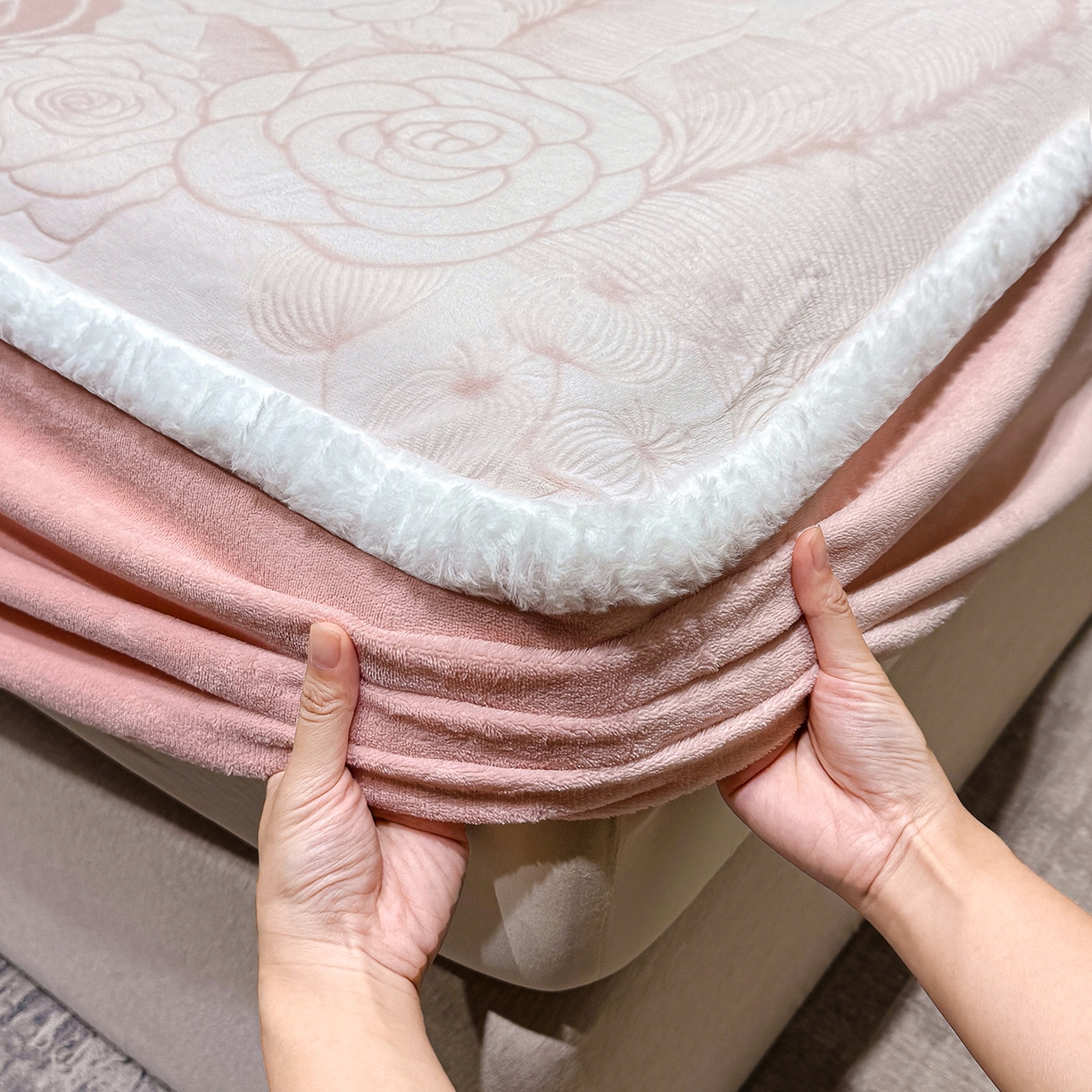 91家纺网 家纺一手货源 找家纺 鹿辉家居（原吉欧力） 2025新款牛奶绒雕花兔毛绒包边床笠 繁花朵朵