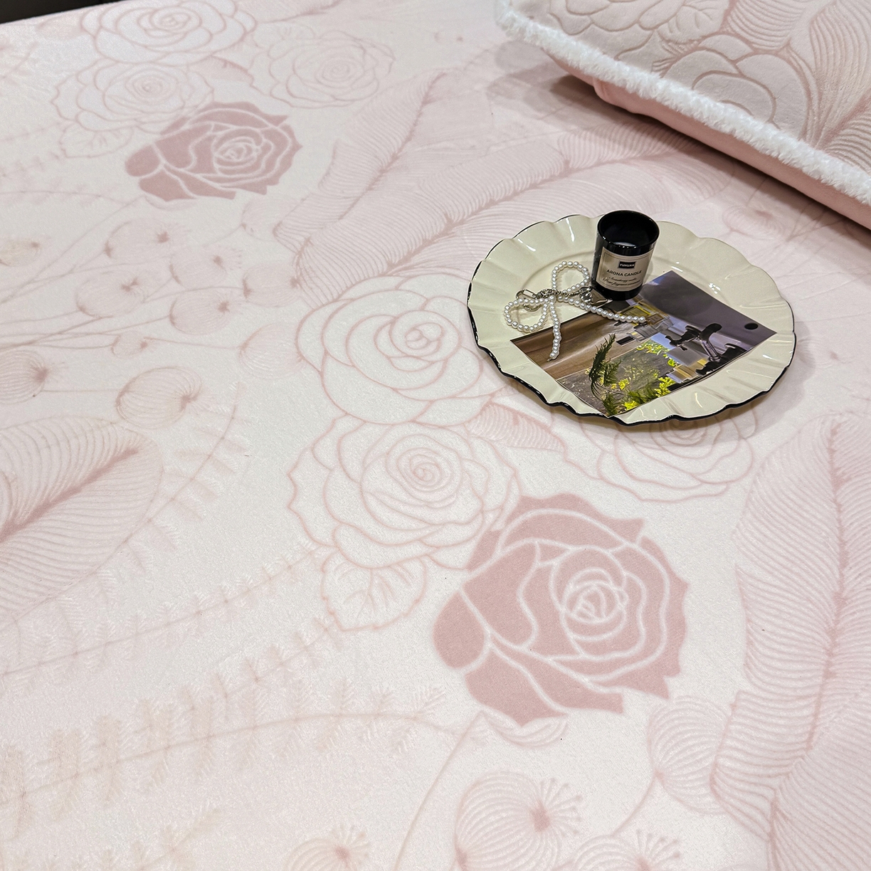 91家纺网 家纺一手货源 找家纺 鹿辉家居（原吉欧力） 2025新款牛奶绒雕花兔毛绒包边床笠 繁花朵朵