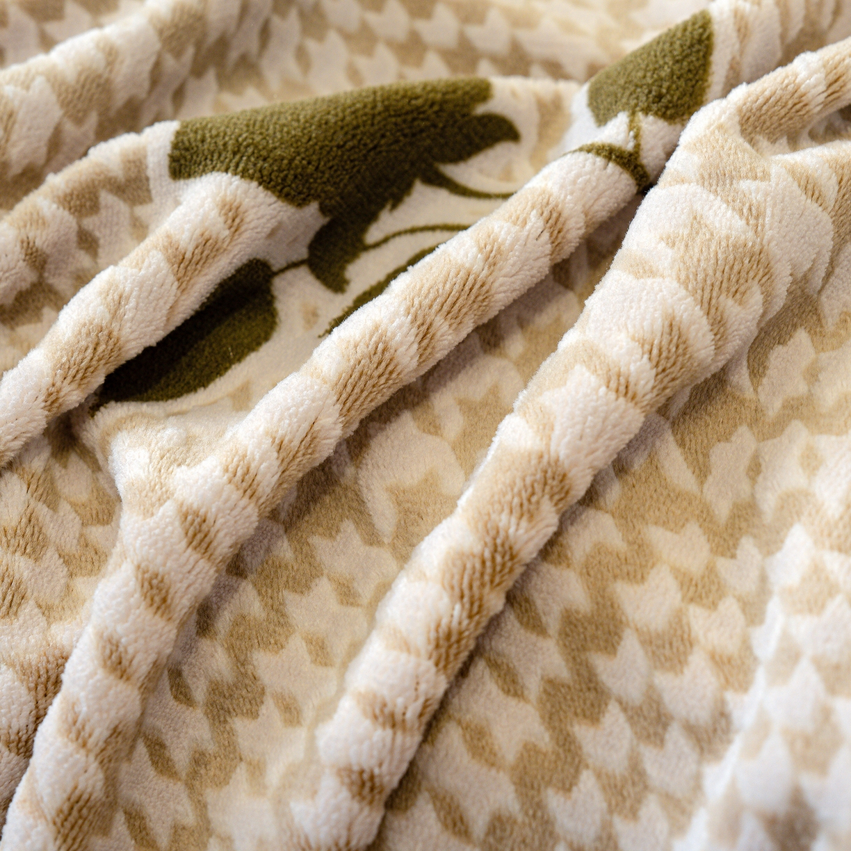 91家纺网 家纺一手货源 找家纺 鹿辉家居（原吉欧力） 2025新款牛奶绒雕花兔毛绒包边床笠 格韵经典