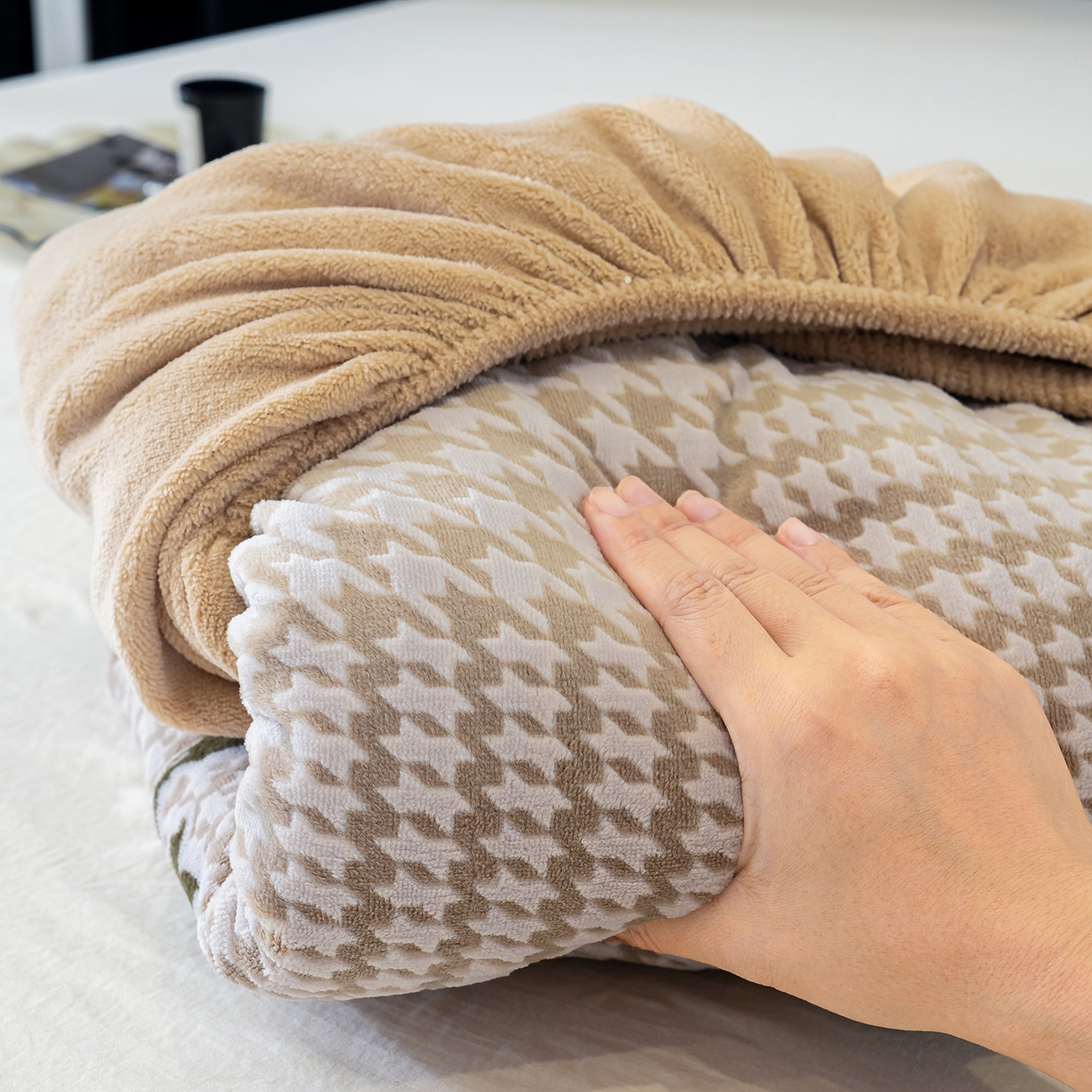 91家纺网 家纺一手货源 找家纺 鹿辉家居（原吉欧力） 2025新款牛奶绒雕花兔毛绒包边床笠 格韵经典