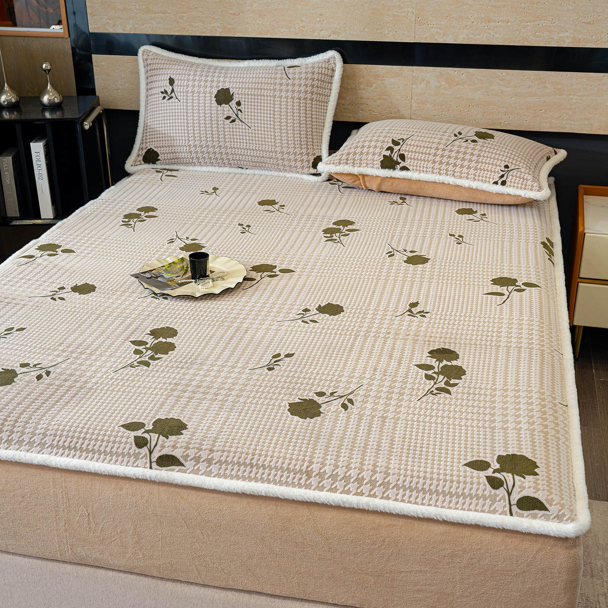 91家纺网 家纺一手货源 找家纺 鹿辉家居（原吉欧力） 2025新款牛奶绒雕花兔毛绒包边床笠 格韵经典