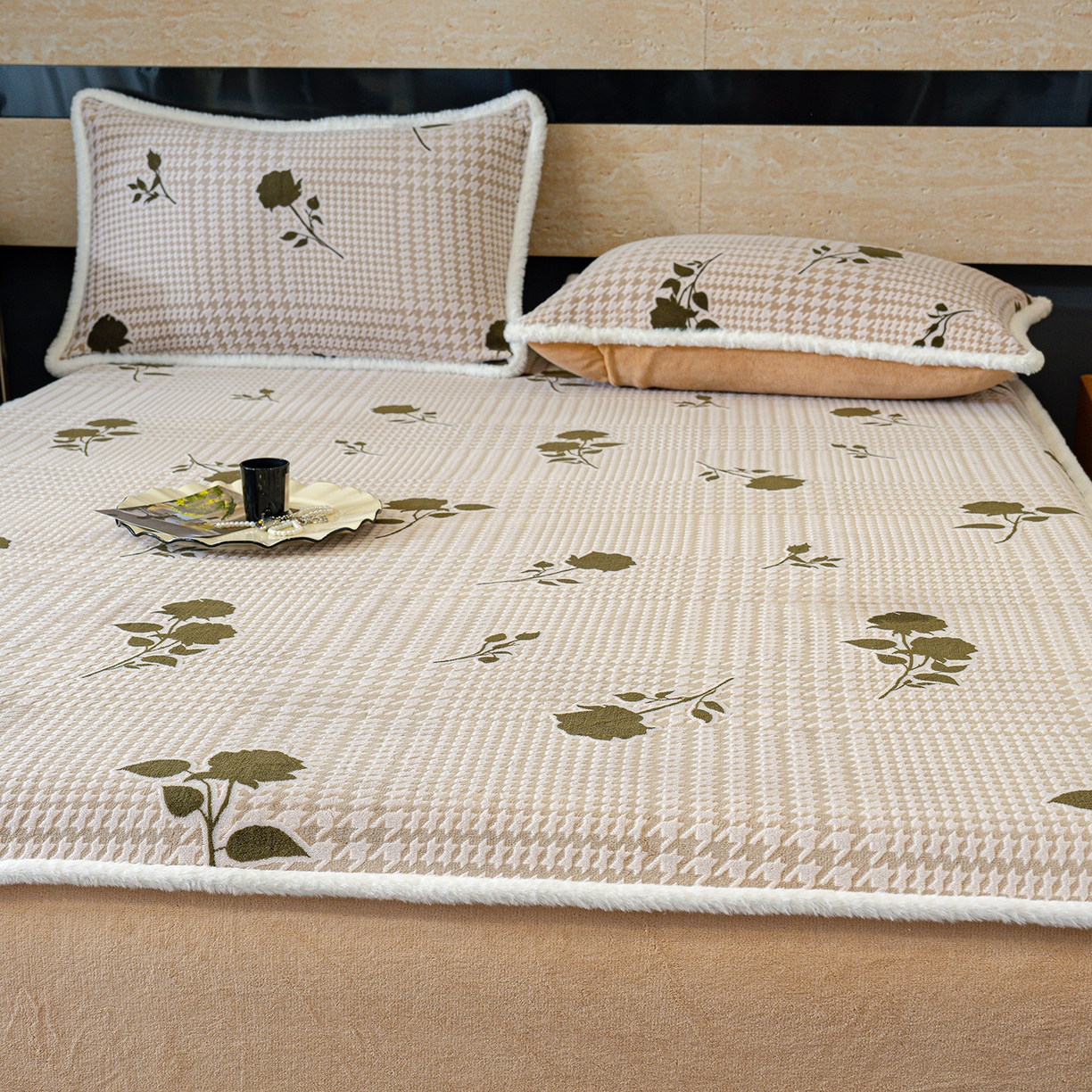 91家纺网 家纺一手货源 找家纺 鹿辉家居（原吉欧力） 2025新款牛奶绒雕花兔毛绒包边床笠 格韵经典