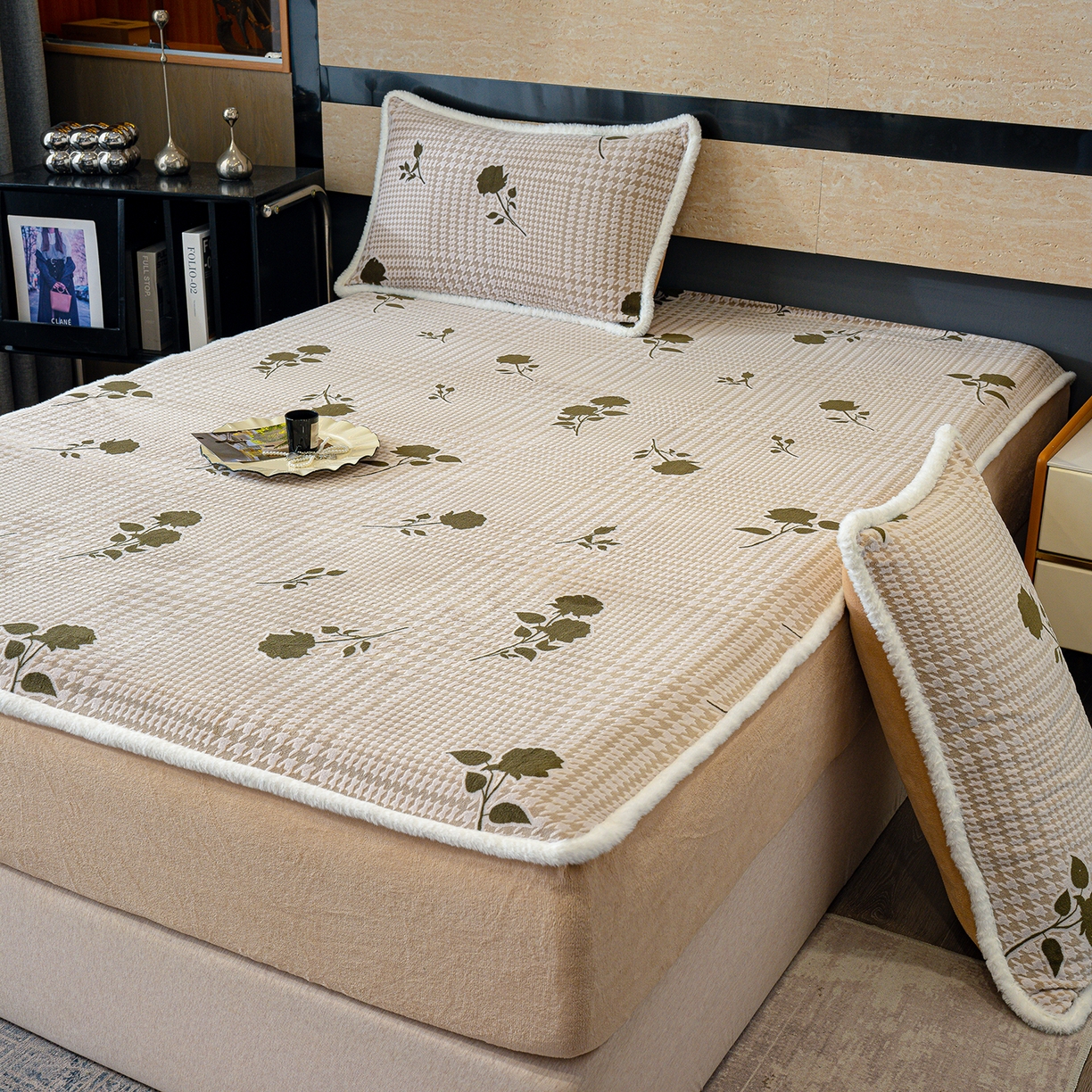 91家纺网 家纺一手货源 找家纺 鹿辉家居（原吉欧力） 2025新款牛奶绒雕花兔毛绒包边床笠 格韵经典