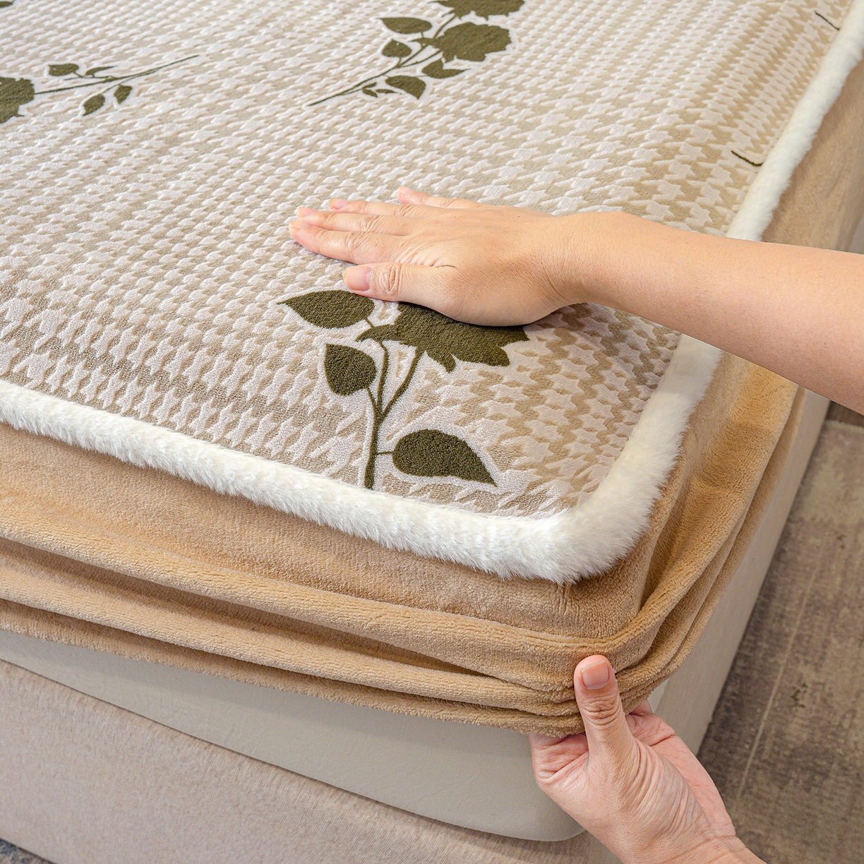 91家纺网 家纺一手货源 找家纺 鹿辉家居（原吉欧力） 2025新款牛奶绒雕花兔毛绒包边床笠 格韵经典