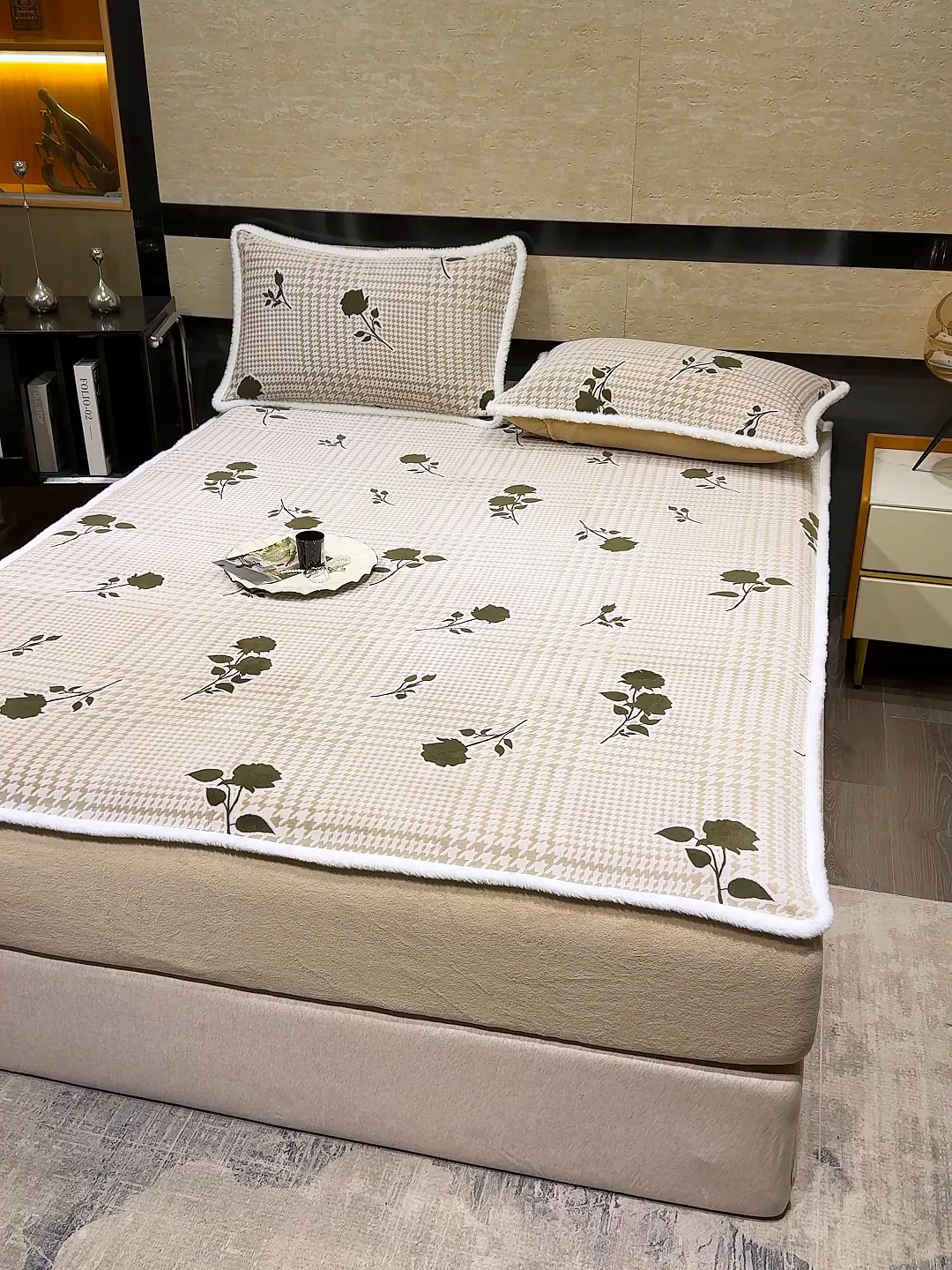 91家纺网 家纺一手货源 找家纺 鹿辉家居（原吉欧力） 2025新款牛奶绒雕花兔毛绒包边床笠 格韵经典