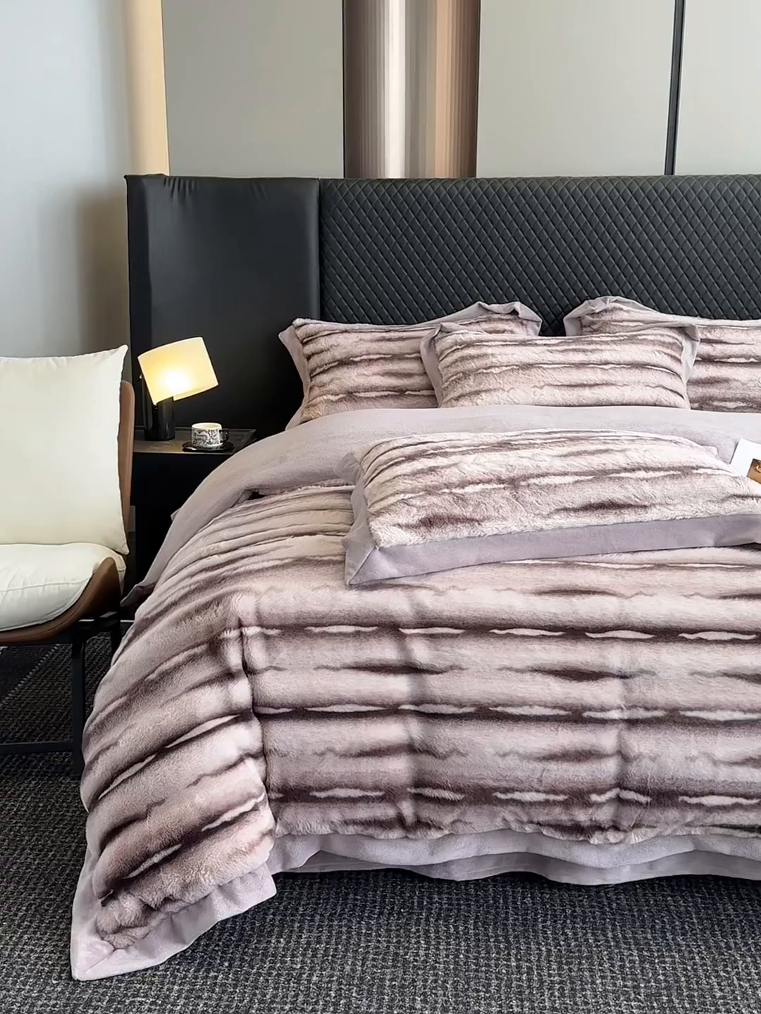 91家纺网 家纺一手货源 找家纺 懒猫家纺 2025新款兔毛绒拼角四件套-赫拉 赫拉-玉颜紫