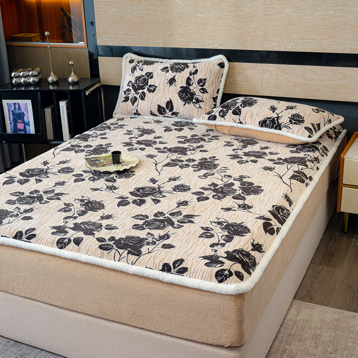 91家纺网 家纺一手货源 找家纺 鹿辉家居（原吉欧力） 2025新款牛奶绒雕花兔毛绒包边床笠 古韵花香