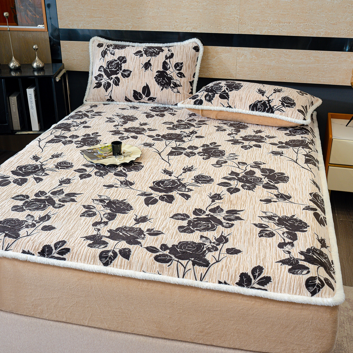 91家纺网 家纺一手货源 找家纺 鹿辉家居（原吉欧力） 2025新款牛奶绒雕花兔毛绒包边床笠 古韵花香