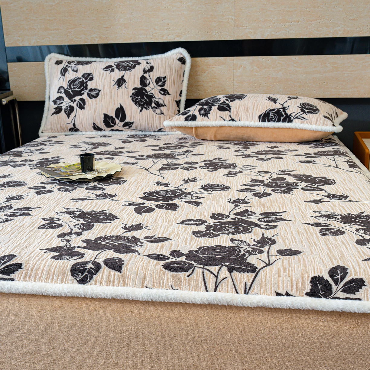 91家纺网 家纺一手货源 找家纺 鹿辉家居（原吉欧力） 2025新款牛奶绒雕花兔毛绒包边床笠 古韵花香