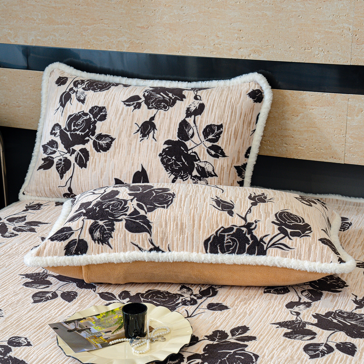 91家纺网 家纺一手货源 找家纺 鹿辉家居（原吉欧力） 2025新款牛奶绒雕花兔毛绒包边床笠 古韵花香