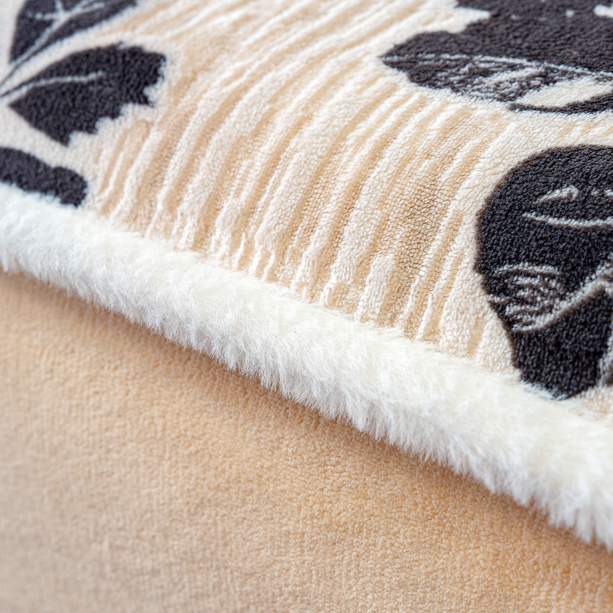 91家纺网 家纺一手货源 找家纺 鹿辉家居（原吉欧力） 2025新款牛奶绒雕花兔毛绒包边床笠 古韵花香