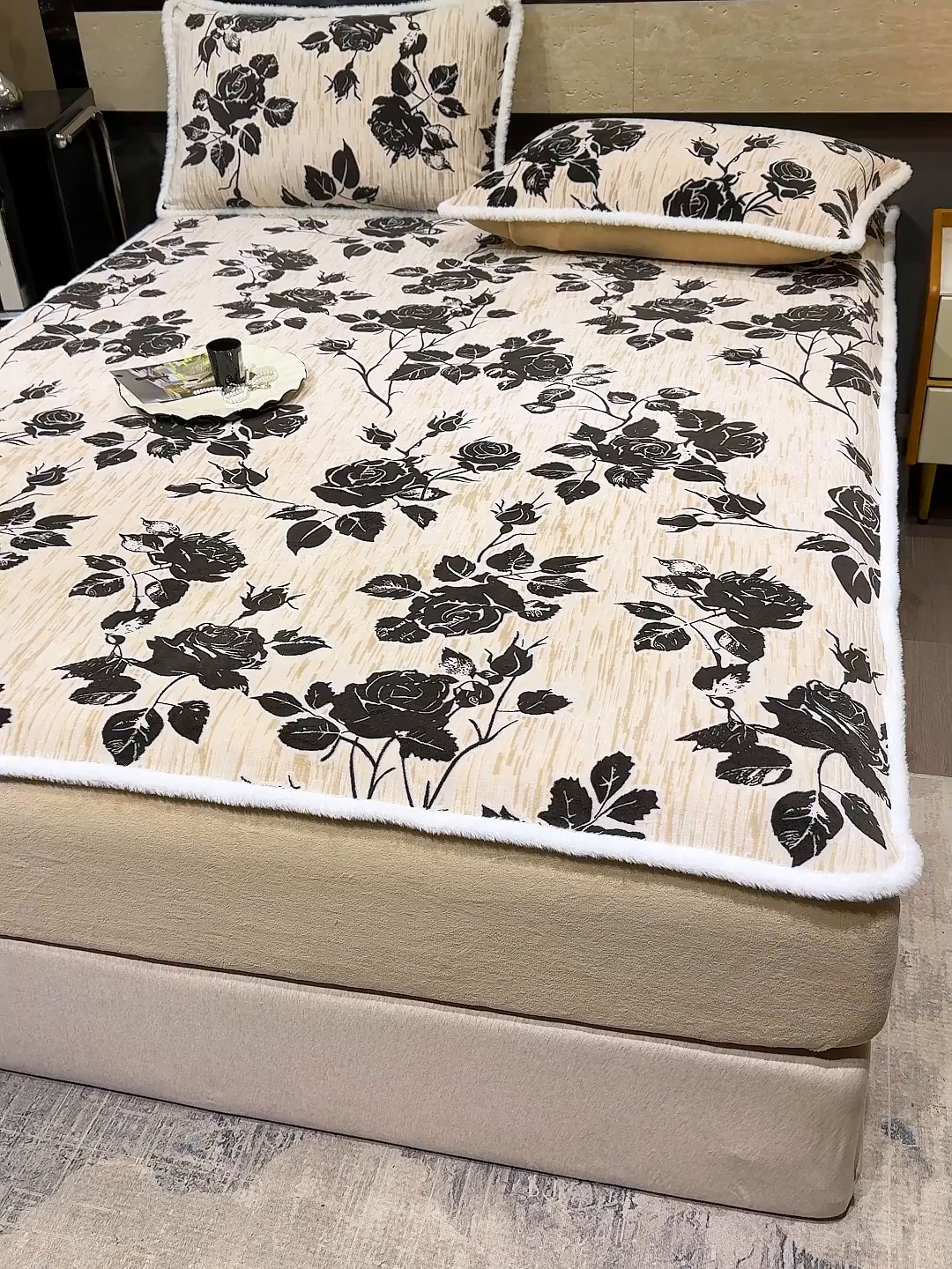 91家纺网 家纺一手货源 找家纺 鹿辉家居（原吉欧力） 2025新款牛奶绒雕花兔毛绒包边床笠 古韵花香