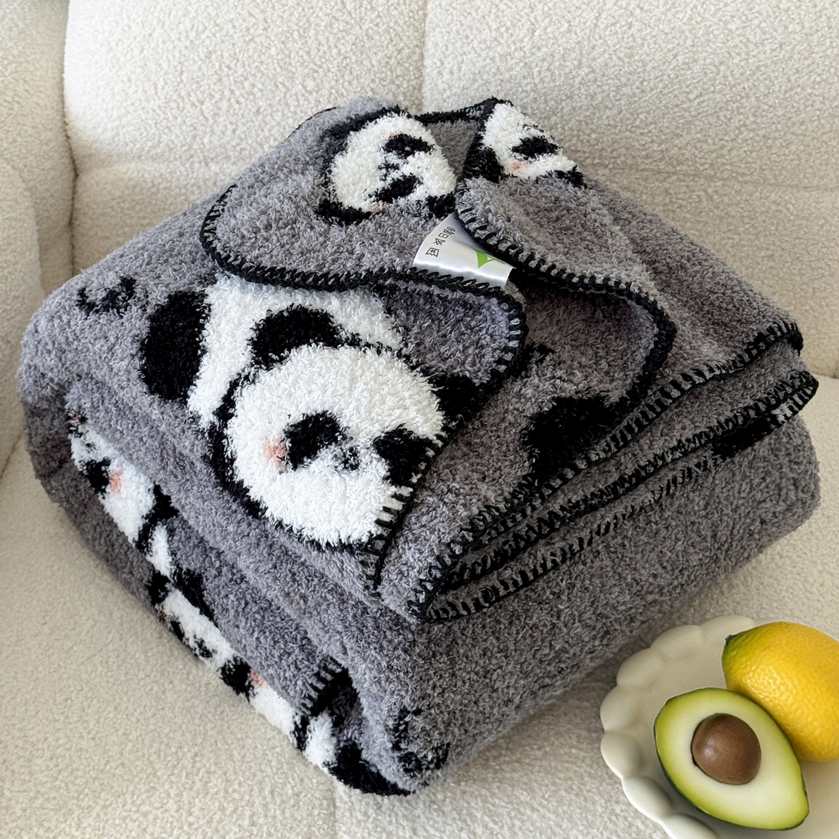 91家纺网 家纺一手货源 找家纺 舒隅家纺 2025新款A类卡通休闲半边绒三角针毛毯 假日熊猫