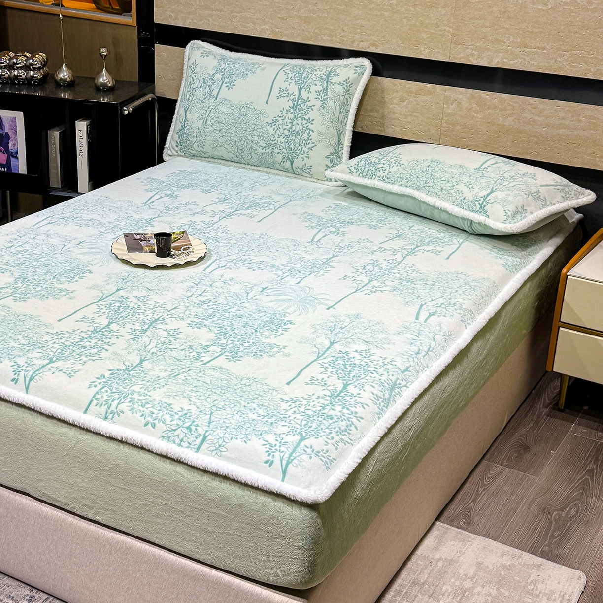 91家纺网 家纺一手货源 找家纺 鹿辉家居（原吉欧力） 2025新款牛奶绒雕花兔毛绒包边床笠 国色天香