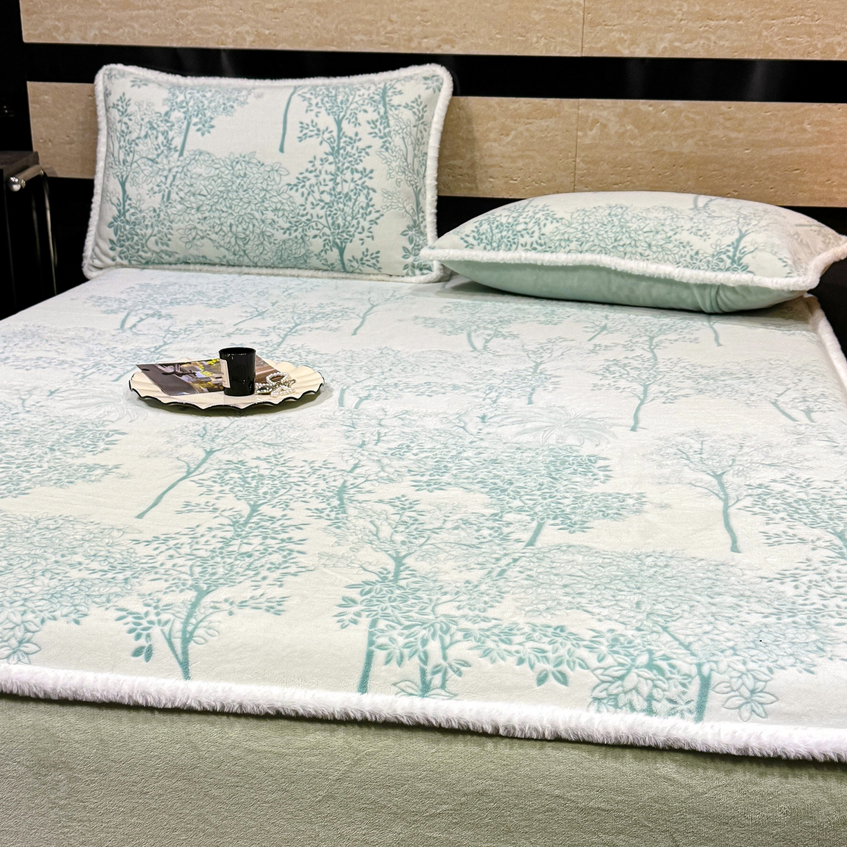 91家纺网 家纺一手货源 找家纺 鹿辉家居（原吉欧力） 2025新款牛奶绒雕花兔毛绒包边床笠 国色天香