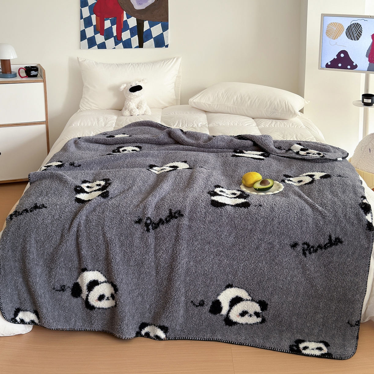 91家纺网 家纺一手货源 找家纺 舒隅家纺 2025新款A类卡通休闲半边绒三角针毛毯 假日熊猫