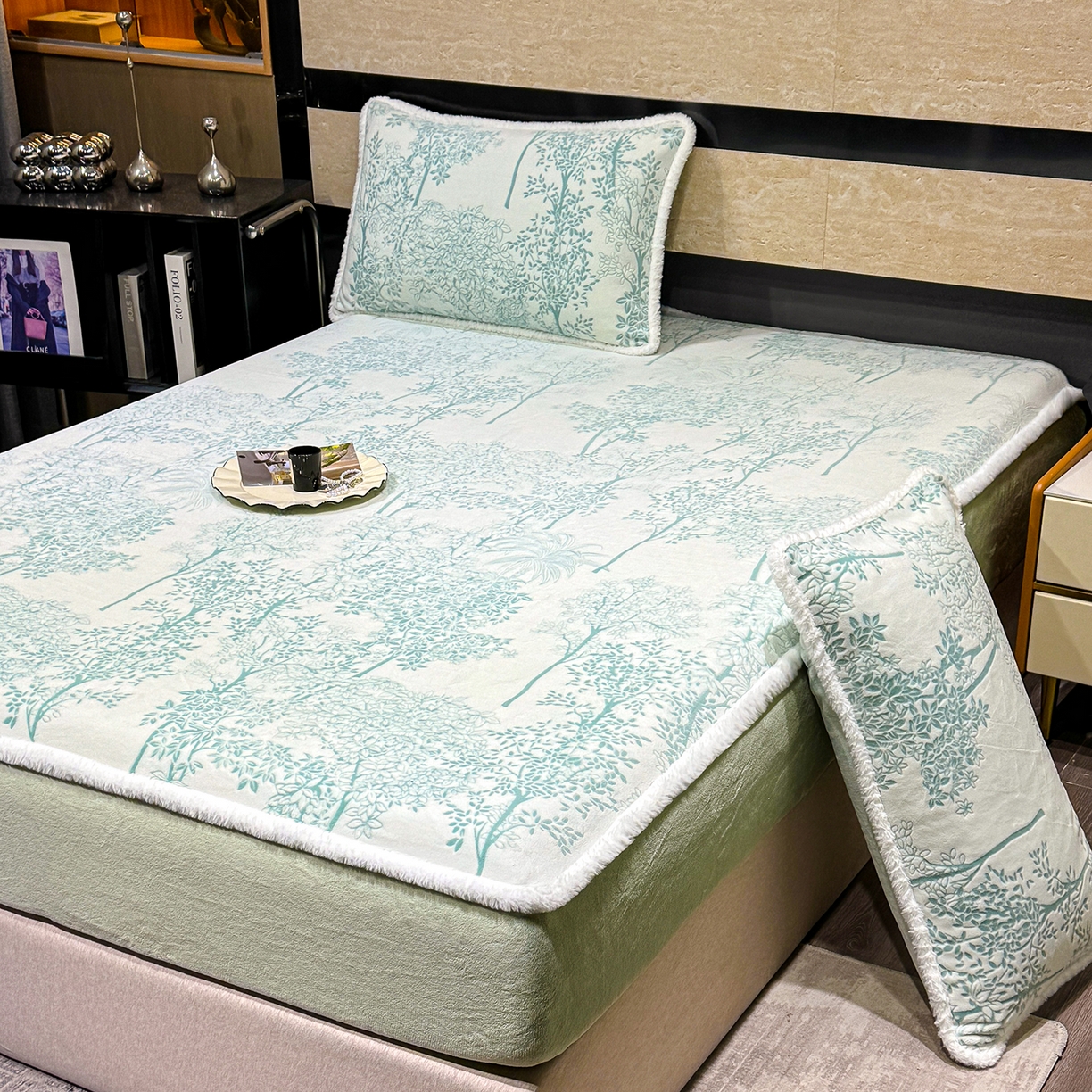 91家纺网 家纺一手货源 找家纺 鹿辉家居（原吉欧力） 2025新款牛奶绒雕花兔毛绒包边床笠 国色天香