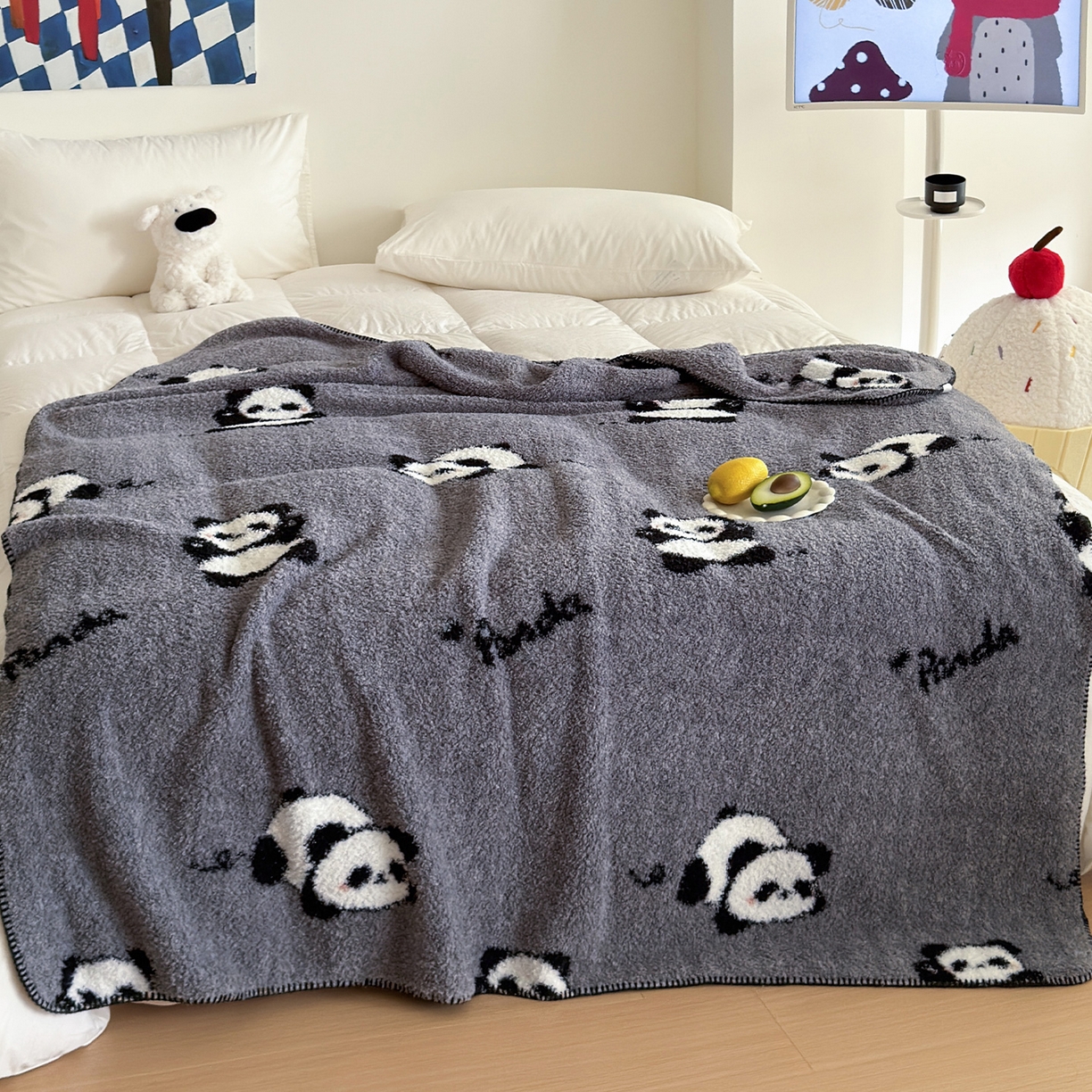 91家纺网 家纺一手货源 找家纺 舒隅家纺 2025新款A类卡通休闲半边绒三角针毛毯 假日熊猫
