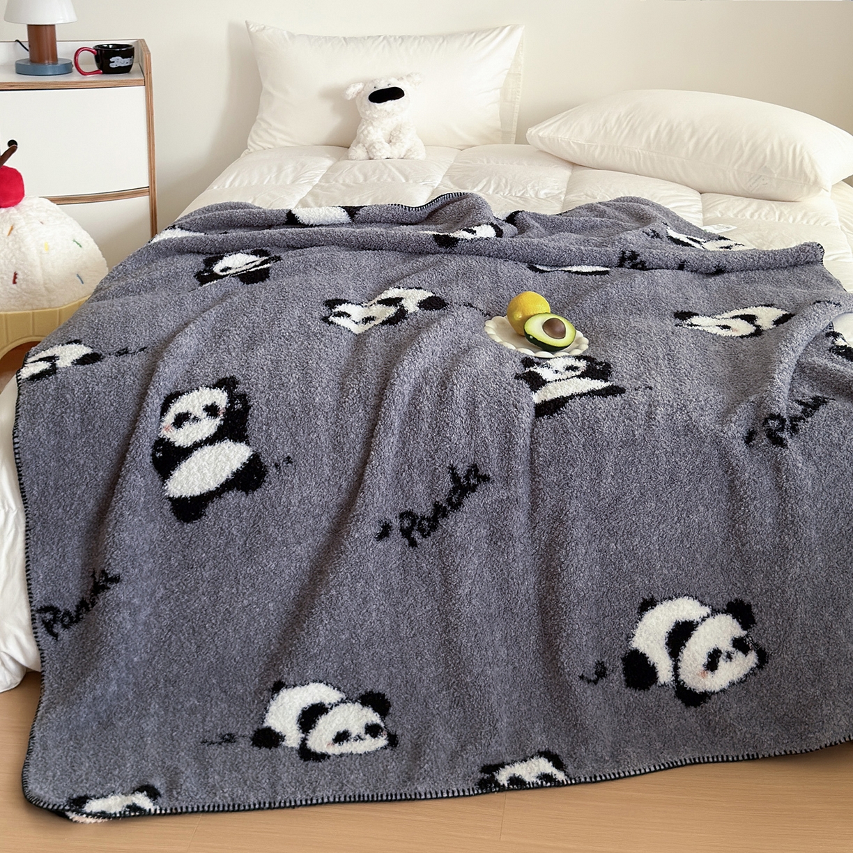 91家纺网 家纺一手货源 找家纺 舒隅家纺 2025新款A类卡通休闲半边绒三角针毛毯 假日熊猫