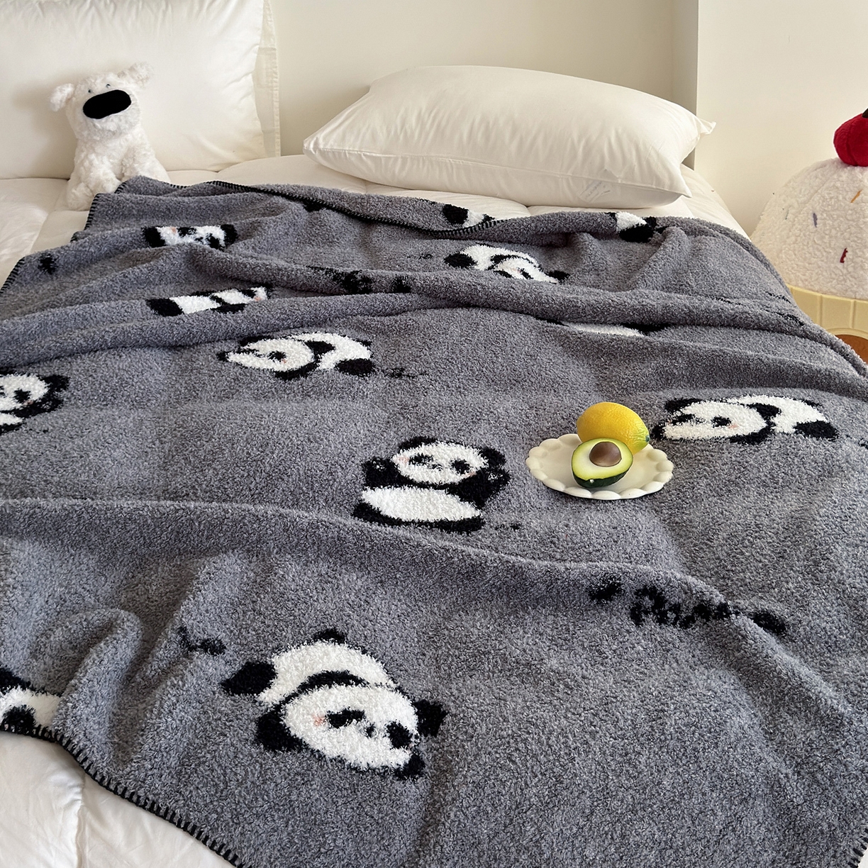 91家纺网 家纺一手货源 找家纺 舒隅家纺 2025新款A类卡通休闲半边绒三角针毛毯 假日熊猫