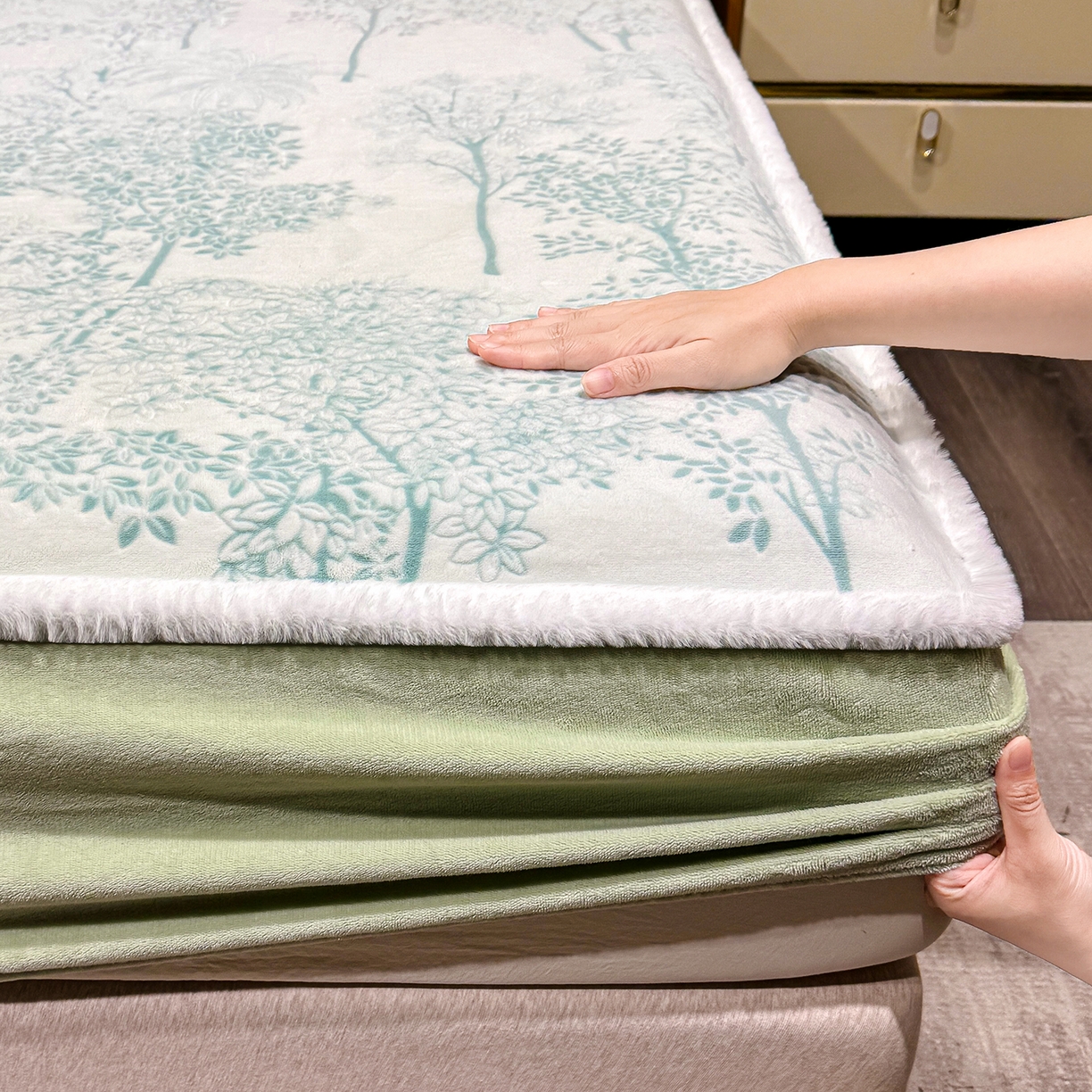 91家纺网 家纺一手货源 找家纺 鹿辉家居（原吉欧力） 2025新款牛奶绒雕花兔毛绒包边床笠 国色天香