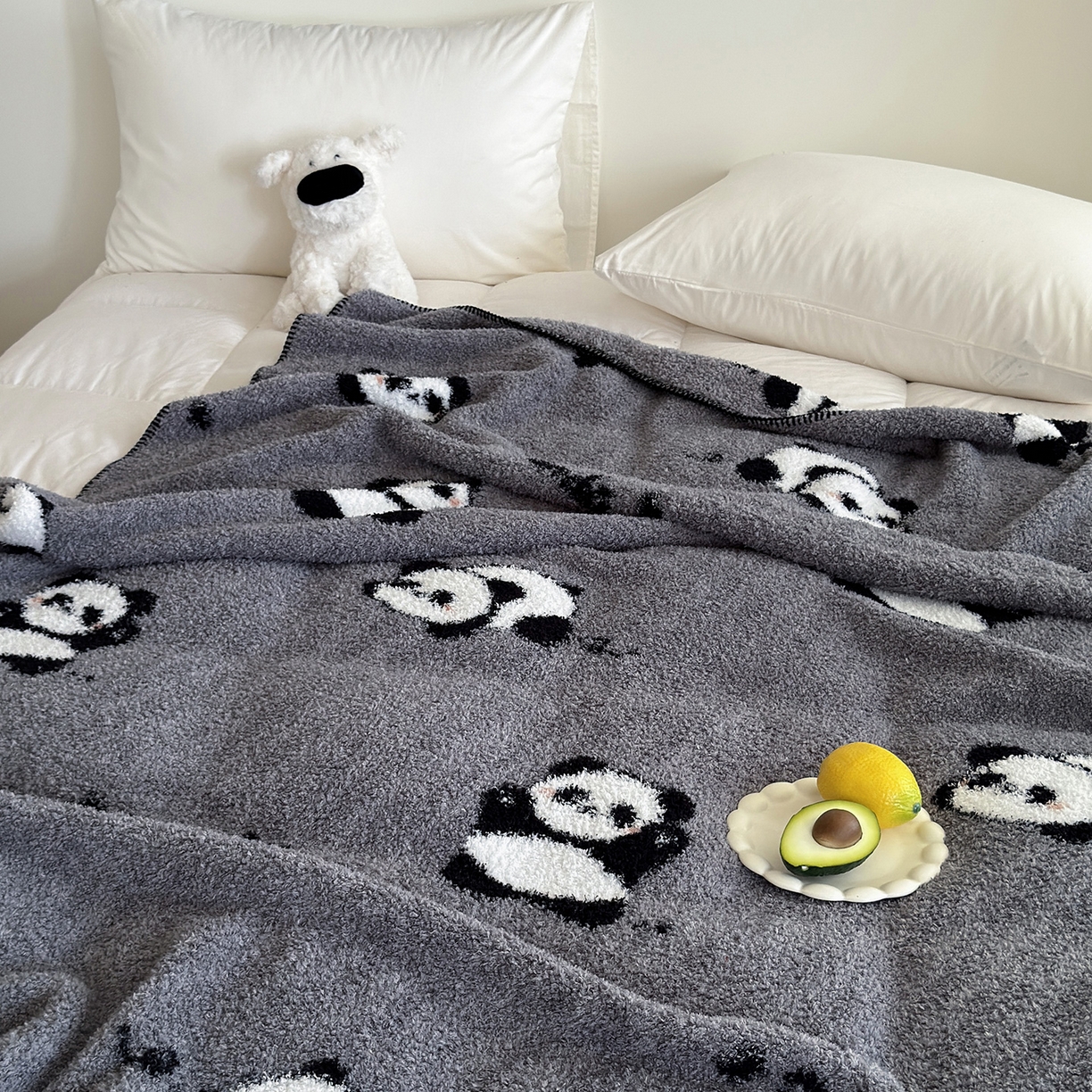 91家纺网 家纺一手货源 找家纺 舒隅家纺 2025新款A类卡通休闲半边绒三角针毛毯 假日熊猫