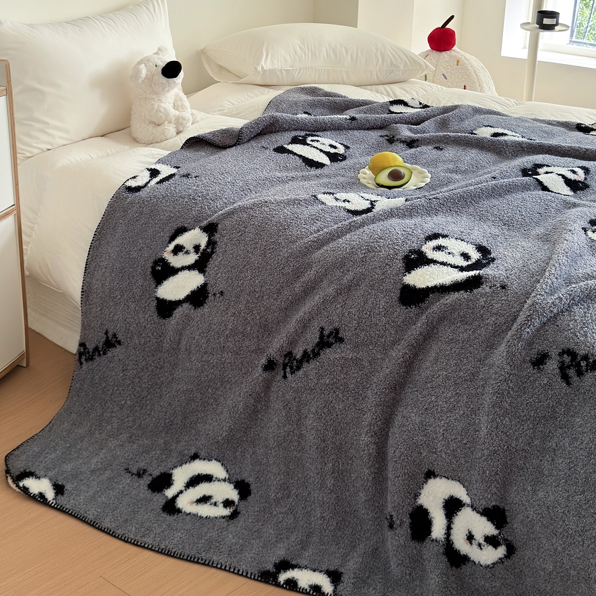 91家纺网 家纺一手货源 找家纺 舒隅家纺 2025新款A类卡通休闲半边绒三角针毛毯 假日熊猫