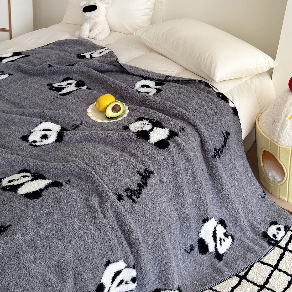 91家纺网 家纺一手货源 找家纺 舒隅家纺 2025新款A类卡通休闲半边绒三角针毛毯 假日熊猫