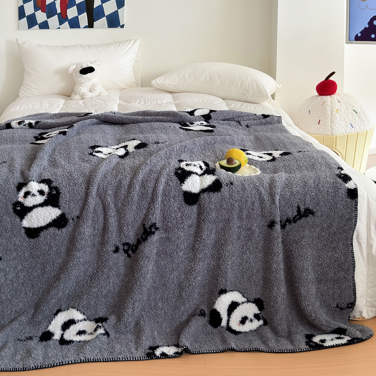 91家纺网 家纺一手货源 找家纺 舒隅家纺 2025新款A类卡通休闲半边绒三角针毛毯 假日熊猫