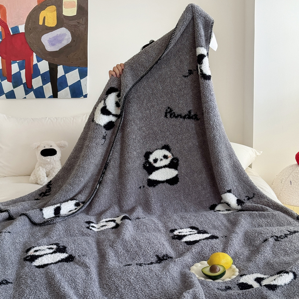 91家纺网 家纺一手货源 找家纺 舒隅家纺 2025新款A类卡通休闲半边绒三角针毛毯 假日熊猫