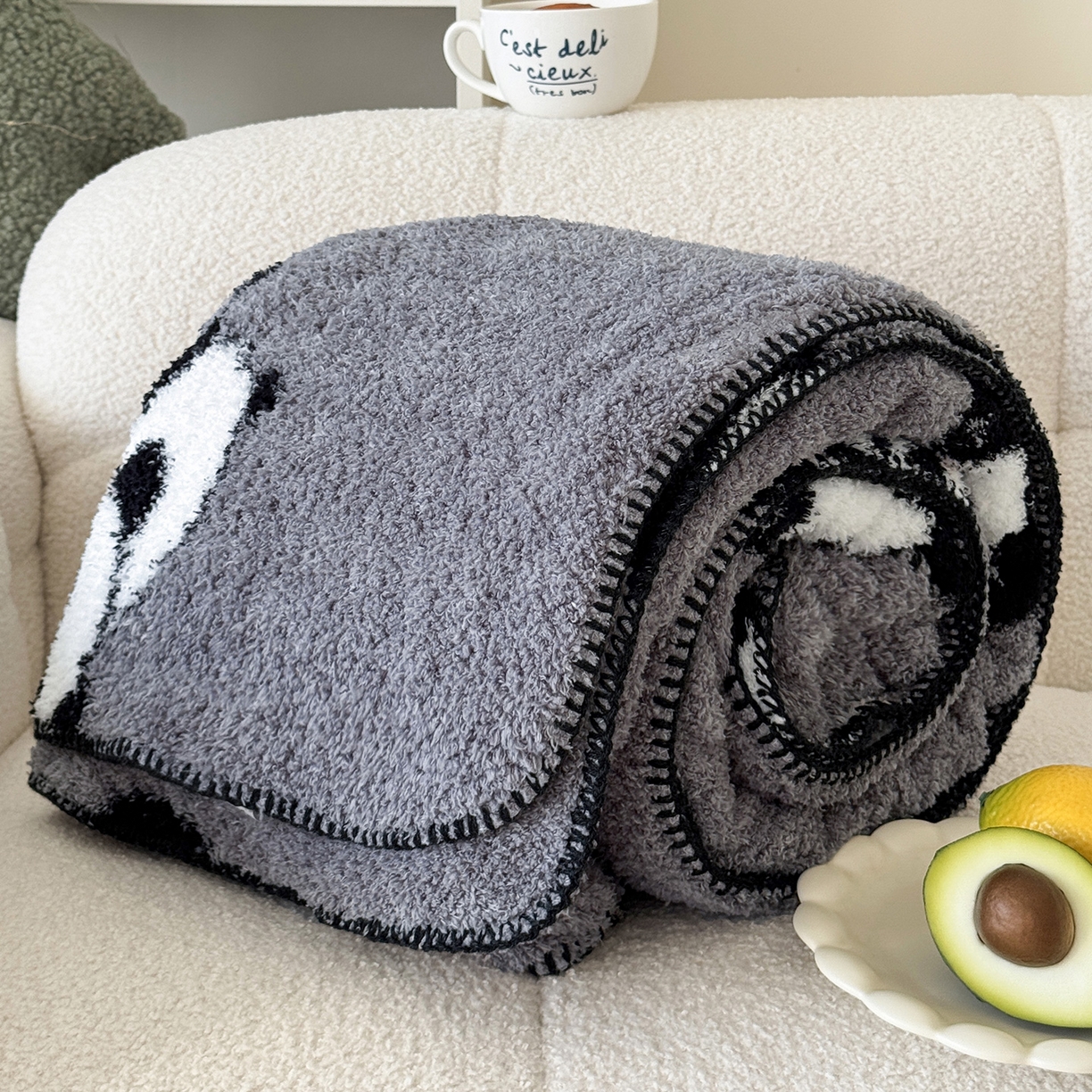 91家纺网 家纺一手货源 找家纺 舒隅家纺 2025新款A类卡通休闲半边绒三角针毛毯 假日熊猫