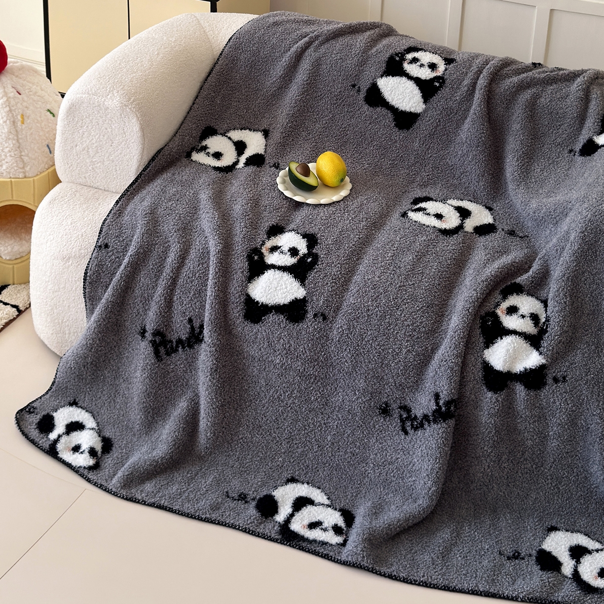 91家纺网 家纺一手货源 找家纺 舒隅家纺 2025新款A类卡通休闲半边绒三角针毛毯 假日熊猫