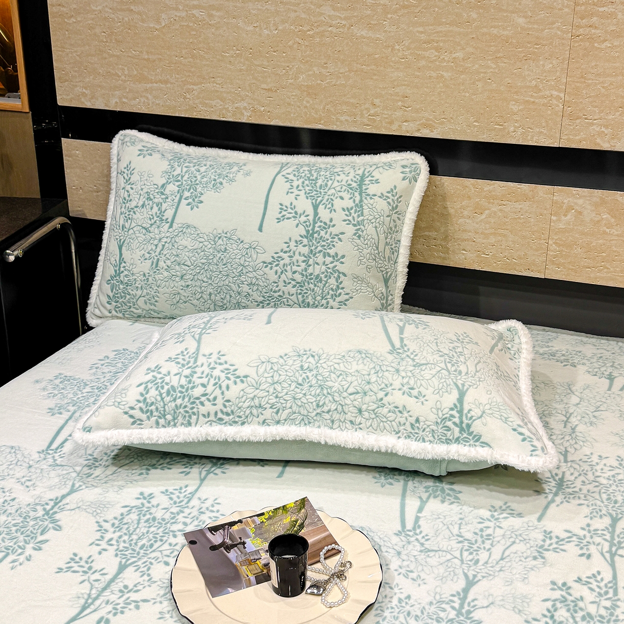 91家纺网 家纺一手货源 找家纺 鹿辉家居（原吉欧力） 2025新款牛奶绒雕花兔毛绒包边床笠 国色天香