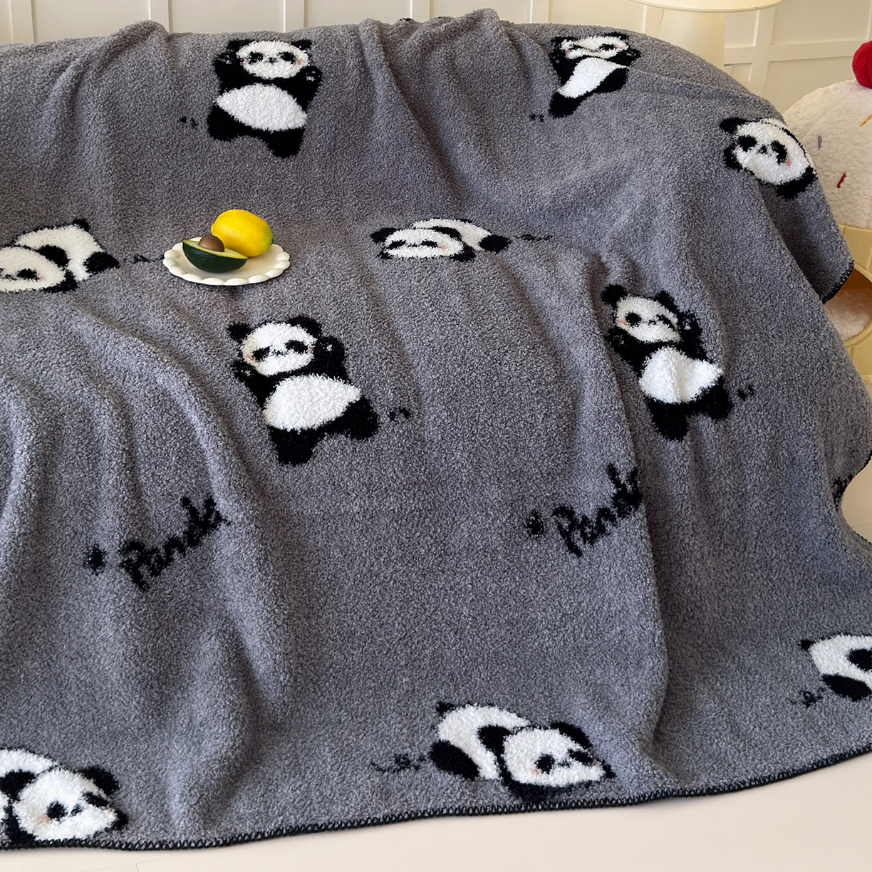 91家纺网 家纺一手货源 找家纺 舒隅家纺 2025新款A类卡通休闲半边绒三角针毛毯 假日熊猫