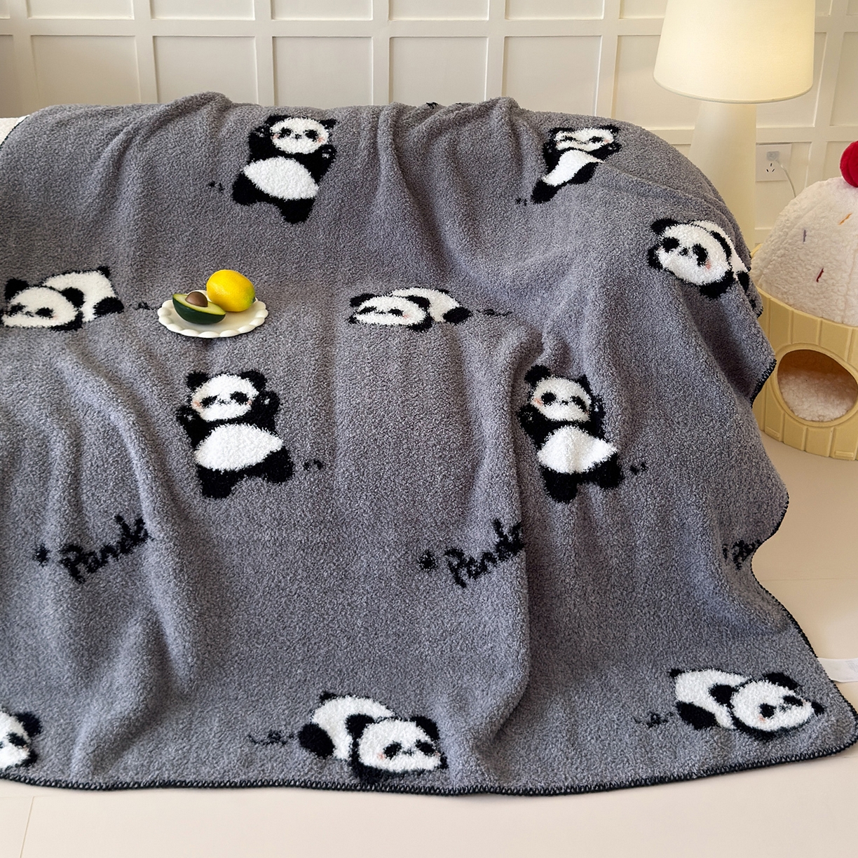 91家纺网 家纺一手货源 找家纺 舒隅家纺 2025新款A类卡通休闲半边绒三角针毛毯 假日熊猫